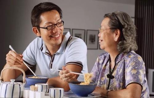 感恩母親節(jié)！陪著她比說什么都好！