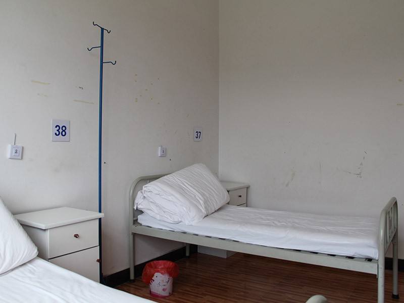 夜查房碰到患者家屬亂睡病床怎么辦？