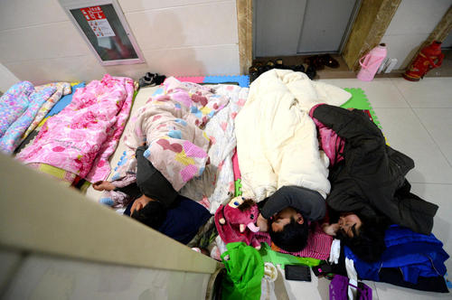 醫(yī)院打地鋪會傷害健康，有了共享陪護床就不用再打地鋪了！