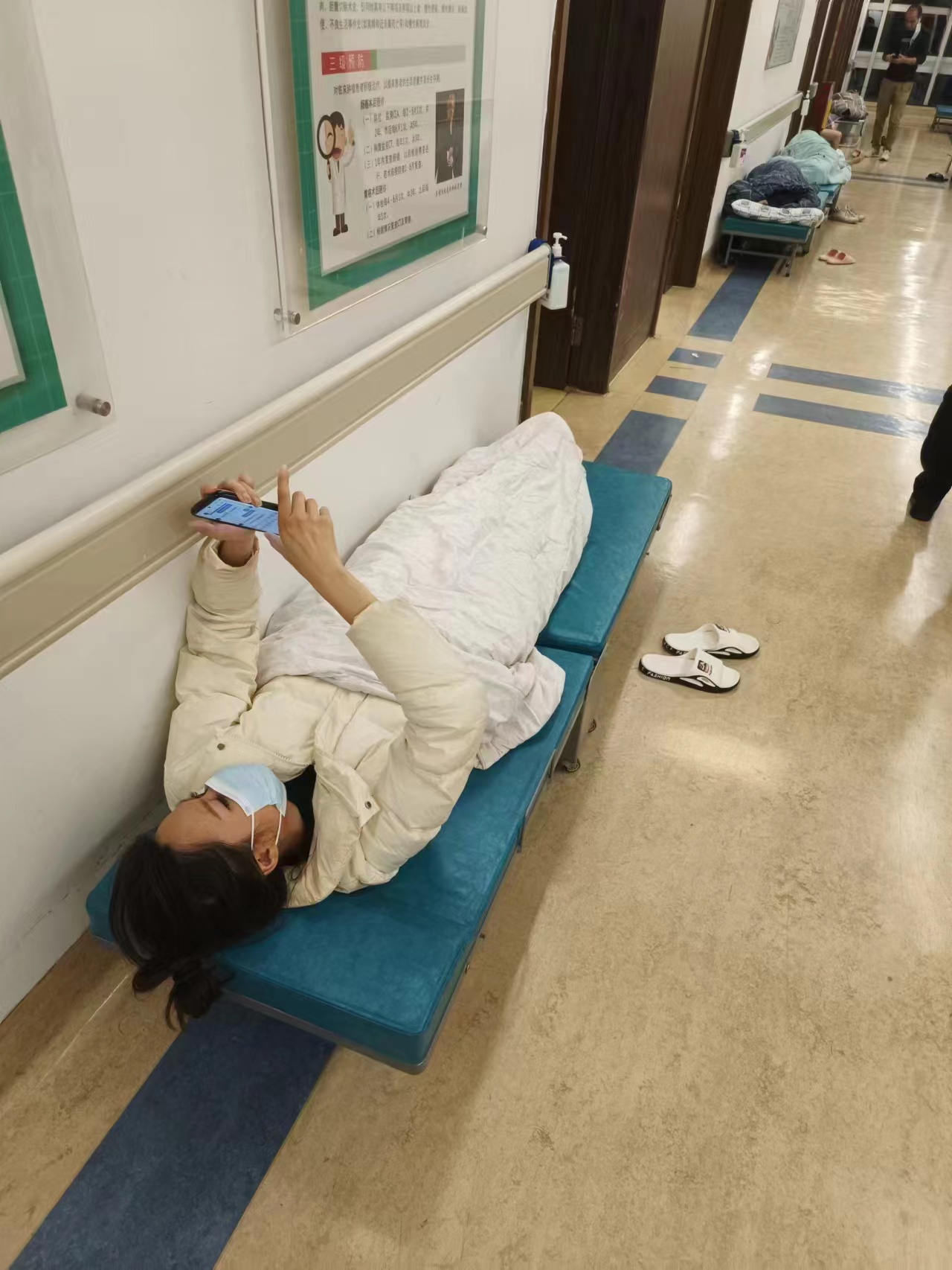 醫(yī)院陪護床"告急"，陪護家屬面臨無處可睡的困境