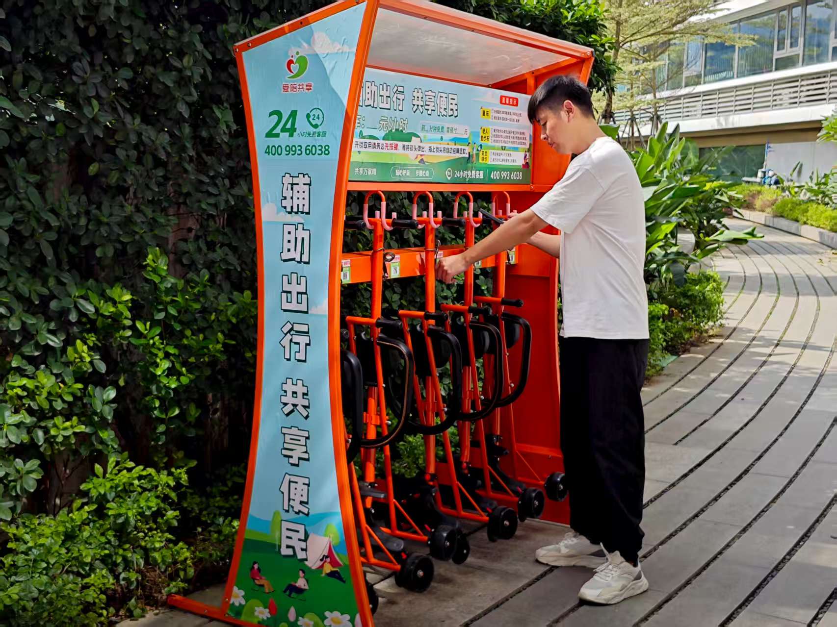 帶娃逛景區(qū)怕折騰？愛(ài)陪共享童車(chē)入駐，遛娃輕松沒(méi)負(fù)擔(dān)！