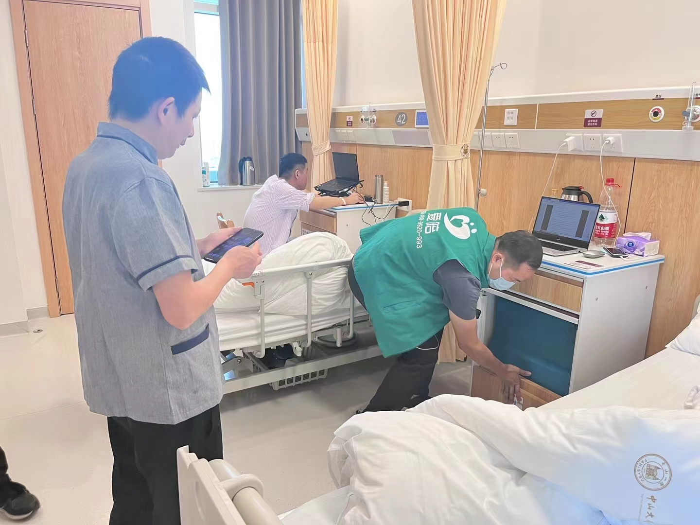 醫(yī)院智能床頭柜招商合作：愛陪共享智能陪護柜源頭廠家！