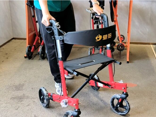 愛陪共享助步車成為銀發(fā)族的游玩“第三雙腿”，景區(qū)漫步新神器！